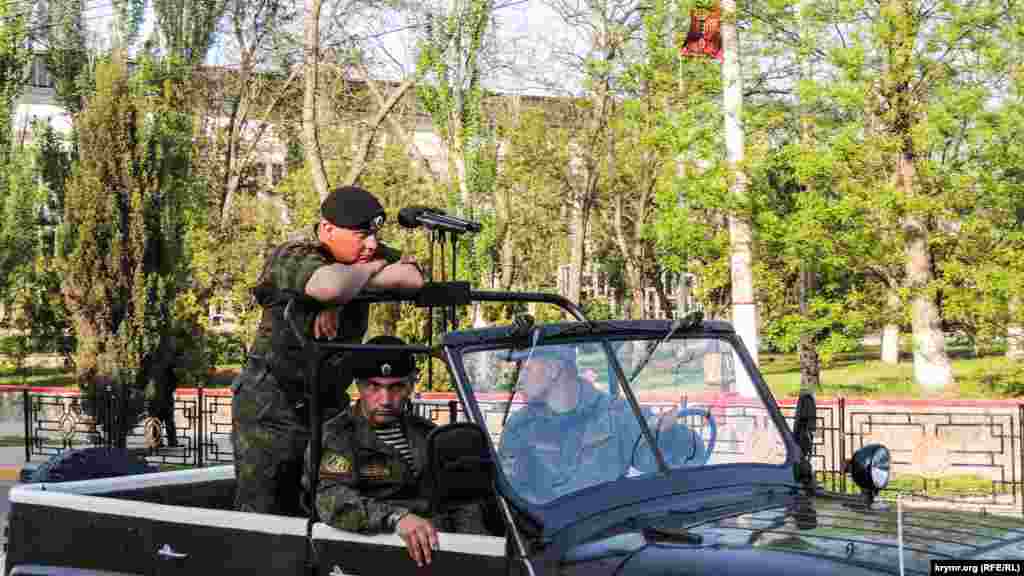 На репетиції параду командував підполковник Олександр Саєнко, який раніше командував 501 Окремим батальйоном морської піхоти ВМС України, який був дислокований у Керчі.