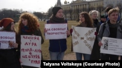 Участники акции солидарности с деятелями культуры, Петербург, 5 апреля 2015 г. 