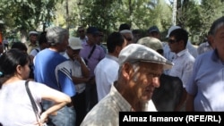 Protests outside the Belarusian Embassy in Bishkek on August 28.