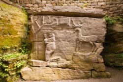 Загадковий барельєф скельного храму в Буші