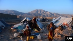 زمریال: گاز میان ۳۰۰۰ خانواده بیجا شده تا کنون ۵۰۰ آن از سوی ریاست مهاجرین و عودت کننده‌گان هلمند سروی شده و منتظر کمک می‌باشند.