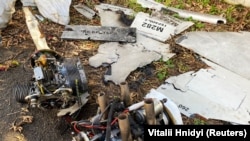 Părți ale unui vehicul aerian fără pilot considerat de autoritățile ucrainene a fi o dronă sinucigașă Shahed-136 de fabricație iraniană au fost descoperite după atacul rusesc asupra unor tancuri petrolifere, Harkov, 6 octombrie 2022