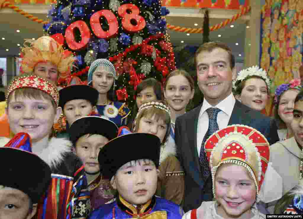 У 2005 році Путін призначив Медведєва першим заступником віце-прем’єр міністра, надавши йому можливість реалізовувати великі проєкти всередині країни. На цьому фото з 2007 року, Медвєдєв усміхається під час новорічного концерту у Кремлі.