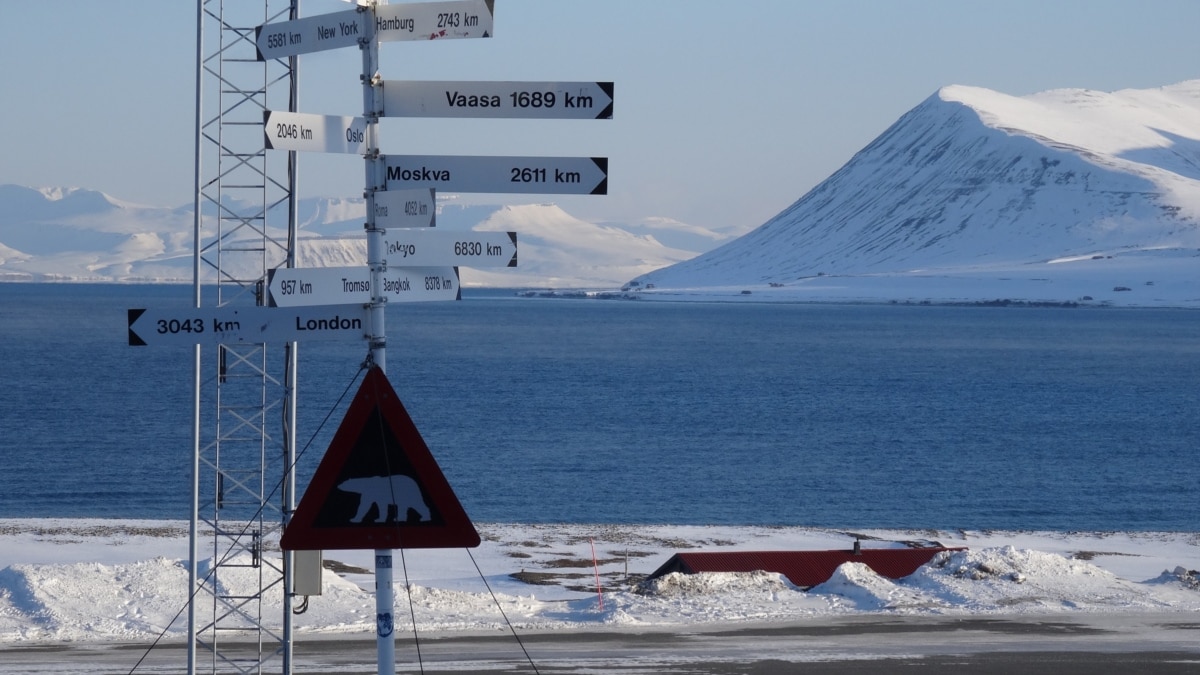 magnetic-north-pole-moving-fast-toward-russia-scientists-say