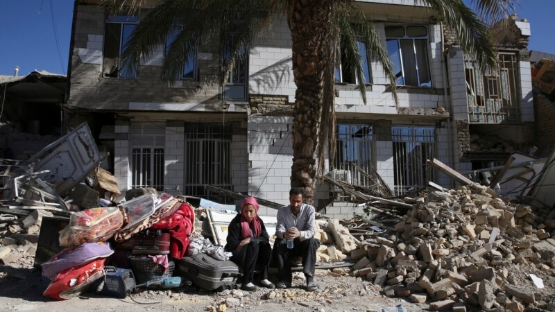 Mii de supraviețuitori ai cutremurului de la graniţa Iranului cu Irakul au petrecut încă o zi în frig, fără alimente și apă