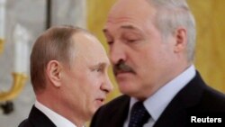 Belarusyň prezidenti Aleksandr Lukaşenka (s) we Orsýetiň prezidenti Wladimir Putin (ç), Sankt Peterburg, 3-nji aprel, 2017