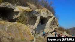 У верхнего яруса пещер Тепе-Кермена