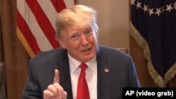 АҚШ президенті Дональд Трамп Ақ үйде заңсыз мигранттар отбасы мүшелерін ажыратпайтын заңға қол қоятынын мәлімдеп тұр. Вашингтон, 20 маусым 2018 жыл.
