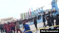 Полицейские и люди в рабочих спецовках на площади в Жанаозене. 16 декабря 2011 года. Скриншот с видеопортала "Стан.кз". 