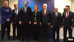 Лидерите од Западен Балкан и шефицата на европската дипломатија Федерика Могерини во Брисел на 24 мај 2017