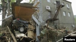 Очистительные работы не прекращаются в старом районе Тбилиси Ортачала, где наводнение привело к человеческим жертвам, а десятки людей остались без крова