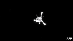 На фото Европейского космического агентства показано, как зонд "Филе" отделяется от корабля-матки "Розетта"