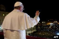 Papa Franjo na balkonu bazilike Sv. Petra, 13. mart 2013.