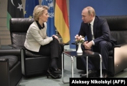 Președintele Comisiei Europene, Ursula von der Leyen, alături de președintele Rusiei, Vladimir Putin.