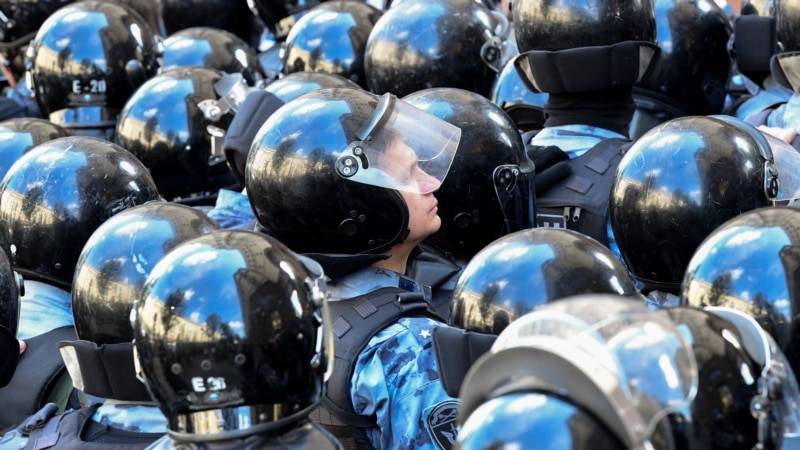 Moskwa polisiýasy ygtyýar berilmedik ýygnanyşyga çykan demonstrasiýaçylary tussag edýär