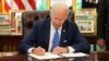 Президент США Джо Байден подписывает закон о ленд-лизе для Украины. 9 мая 2022 года