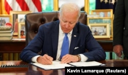Президент США Джо Байден підписує «Закон про ленд-ліз для оборони демократії Україною від 2022 року». Вашингтон, 9 травня 2022 року