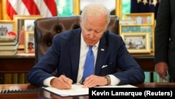 Президент США Джо Байден подписывает "Закон о ленд-лизе для защиты демократии Украиной". Вашингтон, 9 мая 2022 года 