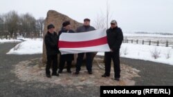 Падчас урачыстасьцяў івацэвіцкія актывісты разгарнулі бел-чырвона-белы сьцяг