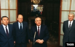 Москва (СРСР), 14 листопада 1991 року. Зліва-направо: Нурсултан Назарбаєв, Станіслав Шушкевич, Михайло Горбачов, Борис Єльцин
