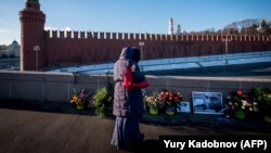 Мәскеудің орталығындағы Кремльге жақын көпір үстінде Борис Немцовті атып кеткен орынға жұрт қойған мемориал. 10 қаңтар 2018 жыл.