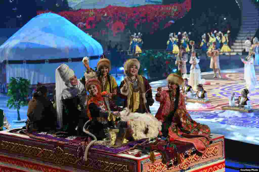 Большая часть постановок на открытии Универсиады были посвящены истории и традициям казахского народа.