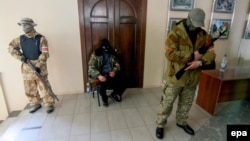 Озброєні проросійські активісти в будівлі Донецької ОДА, 16 квітня 2014 року