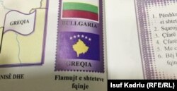 Libri i Gjeografisë në Maqedoninë e Veriut, ku nën flamurin e Kosovës është shkruar "Greqi"