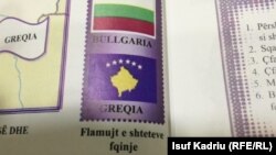 Libri i gjeografisë në Maqedoni, ku nën flamurin e Kosovës, shkruan Greqi