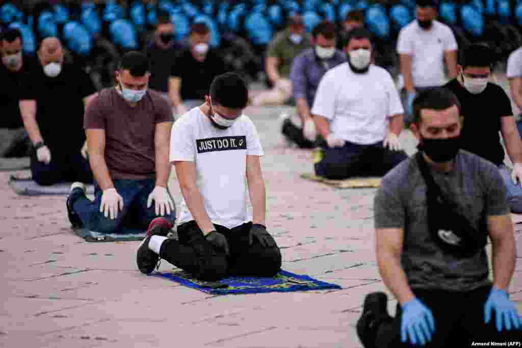 Kosovar Muslim believers pray on Skanderbeg Square in Pristina. (AFP/Amend Nihani)