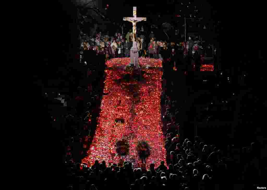 People light candles during All Saints Day at Mirogoj cemetery in Zagreb, Croatia, on November 1. (Reuters/Antonio Bronic)