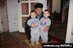 Іван Бяльчук з праўнукамі Сашам і Пашам