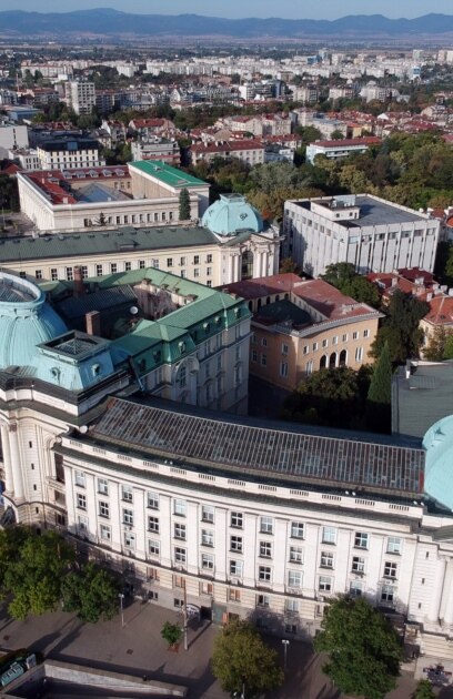 Таксите за платеното обучение в държавните университети да се намалят