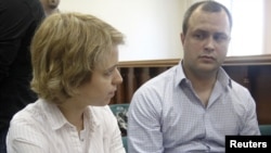 Дети убитой в 2006 году российской журналистки Анны Политковской Вера (слева) и Илья. 