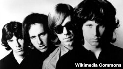 Rej Manzarek sa ostalim članovima grupe The Doors, 1966. godine