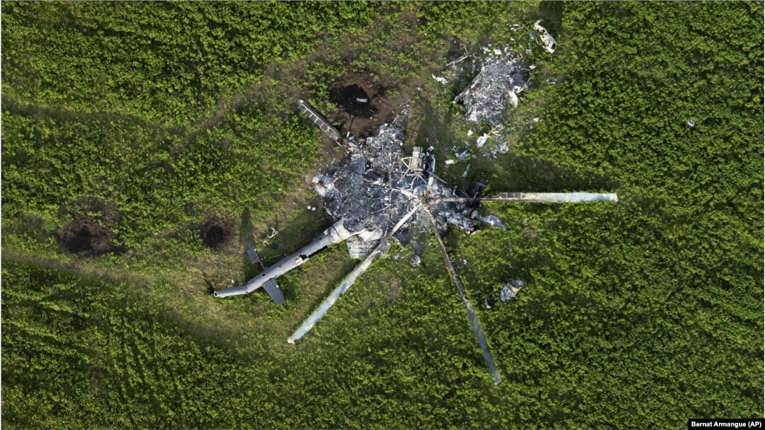 Un elicopter rusesc, distrus în apropiere de satul Mala Rohan, regiunea Harkov, Ucraina, 16 mai 2022.