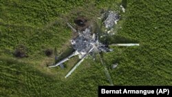 Un elicopter rusesc, distrus în apropiere de satul Mala Rohan, regiunea Harkov, Ucraina, 16 mai 2022.