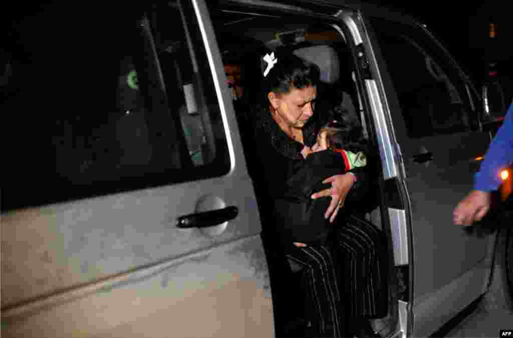 Kosovo - Familija Dibrani nakon deportacije iz Francuske uprebačena u Mitrovicu, 20. oktobar 2013. Foto: AFP / Armend Nimani 