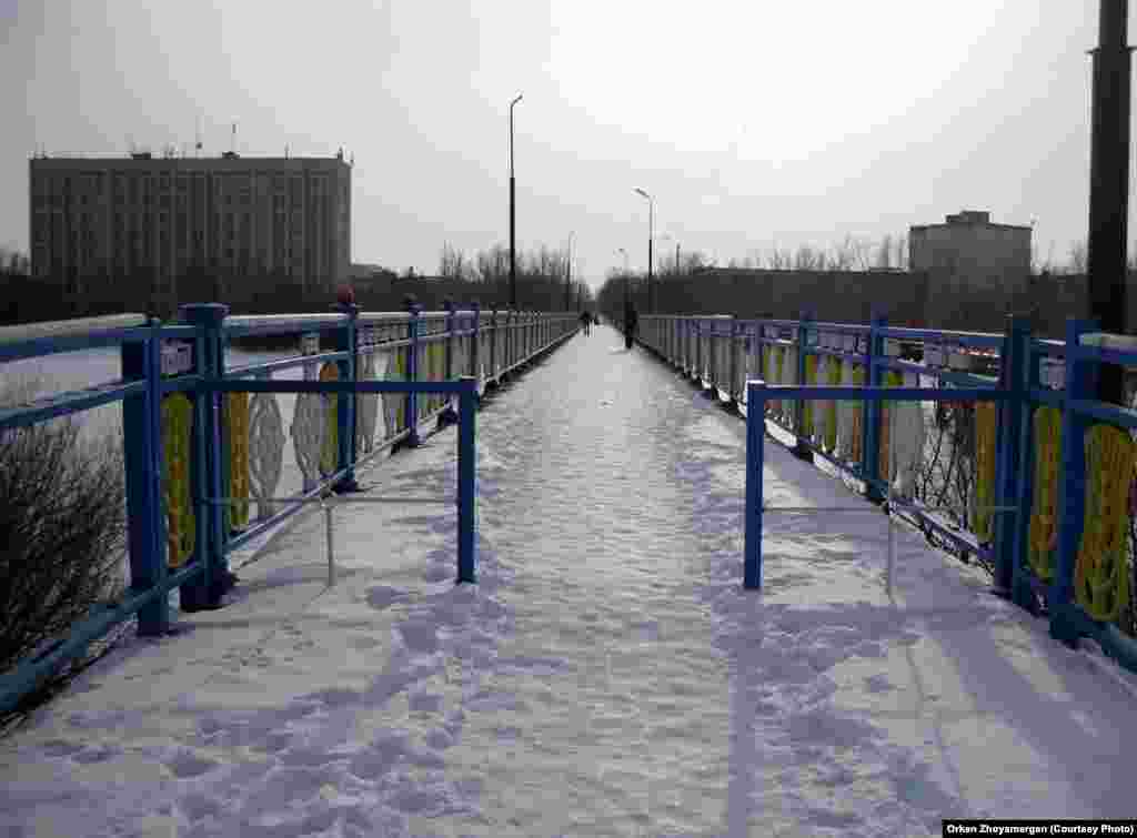 Мост в одном из микрорайонов города.