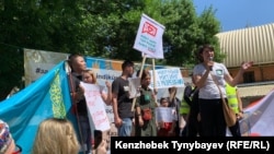 Активист Асия Тулесова выступает на митинге. Алматы, 30 июня 2019 года.