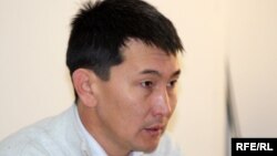 Журналист Лұқпан Ахмедьяров баспасөз мәслихатында. Алматы, 14 желтоқсан 2009 жыл.