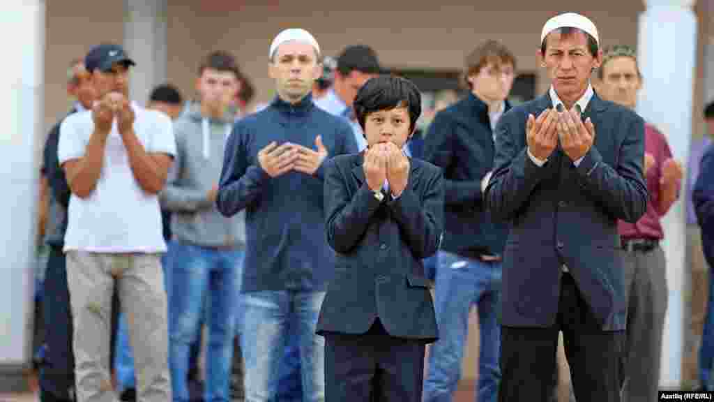 The faithful pray in Kazan, Tatarstan...