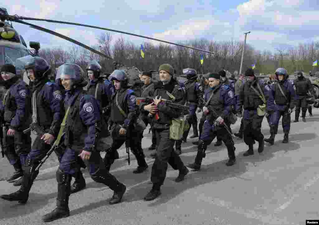 Бійці МВС України на КПП поряд з містом Ізюм, Харківська область, 15 квітня 2014 року