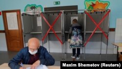 Emberek szavazás közben a helyhatósági választásokon a szibériai Tomszk városában, Oroszországban, 2020. szeptember 12-én.