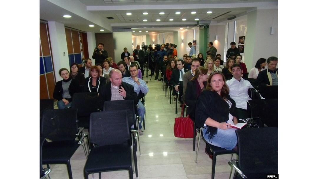 Илустрација: Новинари на прес-конференција.