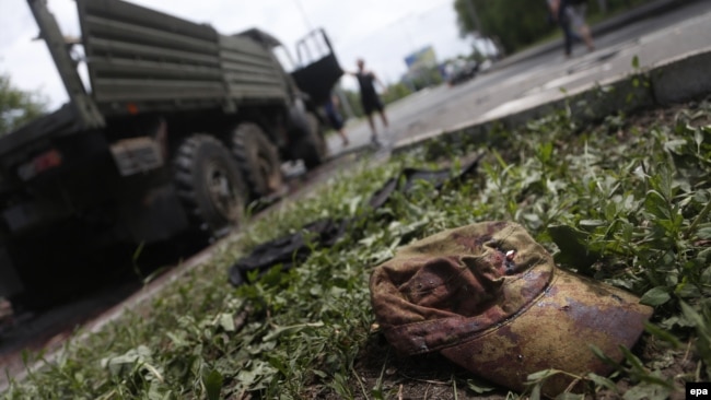Знищена вантажівка проросійських бойовиків поблизу Донецького аеропорту, 27 травня 2014 року