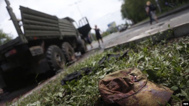 Уничтоженный грузовик пророссийских боевиков вблизи Донецкого аэропорта, 27 мая 2014 года