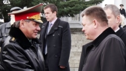 Фото 2013 года: министр обороны Украины Павел Лебедев (справа) в Севастополе приветствует своего коллегу из России Сергея Шойгу