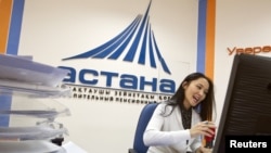 Сотрудник накопительного пенсионного фонда "Астана" на рабочем месте. Алматы, 24 января 2013 года.