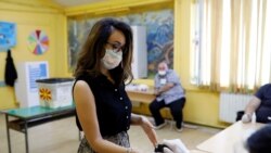 Glasanje na izborima u Severnoj Makedoniji sa obaveznom zaštitnom maskom, 15 jula 2020.